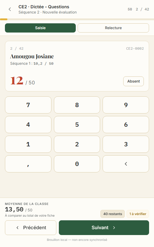 La saisie des notes sur le téléphone d'un enseignant : un pavé numérique, un élève à la fois, et la moyenne de la classe recalculée en bas.